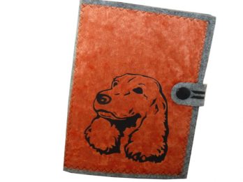 Cocker Spaniel Hundepass Hülle auf orangenem Satin