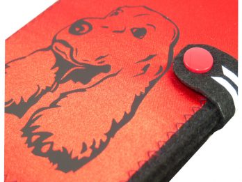Cocker Spaniel Hundepass Hülle für den Impfpass auf rotem Satin