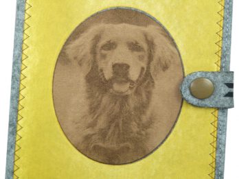 Golden Retriever EU-Heimtierausweis Impfpassausweis Hülle aus Filz mit Laser Gravur auf gelbem Satin
