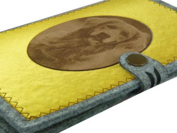 Golden Retriever EU-Heimtierausweis Impfpassausweis Hülle aus Filz mit Laser Gravur auf gelbem Satin