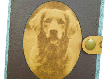 Golden Retriever EU-Heimtierausweis Impfpassausweis Hülle aus Filz mit Laser Gravur in Leder in braun