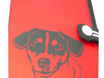 Jack Russell Terrier Hundepass Hülle auf rotem Satin