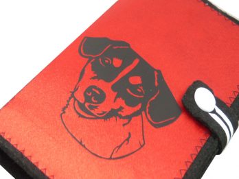 Jack Russell Terrier Hundepass Hülle auf rotem Satin