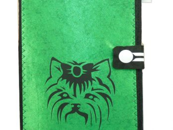 Yorkshire Terrier EU-Heimtierausweis Hülle aus Filz Hundepasshülle auf grünem Satin